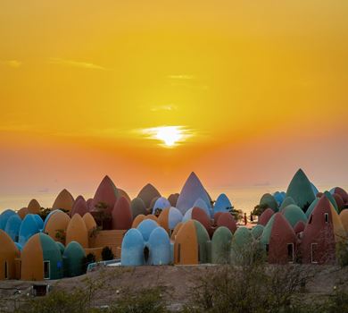 Majara Hotel på ön Hormuz, bo i färgglada kupolformade sviter nära stranden